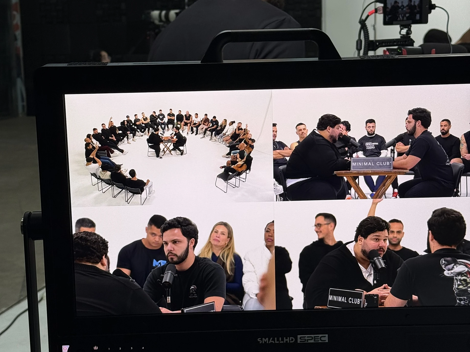 Na direção, o monitor mostra as câmeras de uma gravação do 1 vs 30: a roda vista de cima e os closes de quem fala.